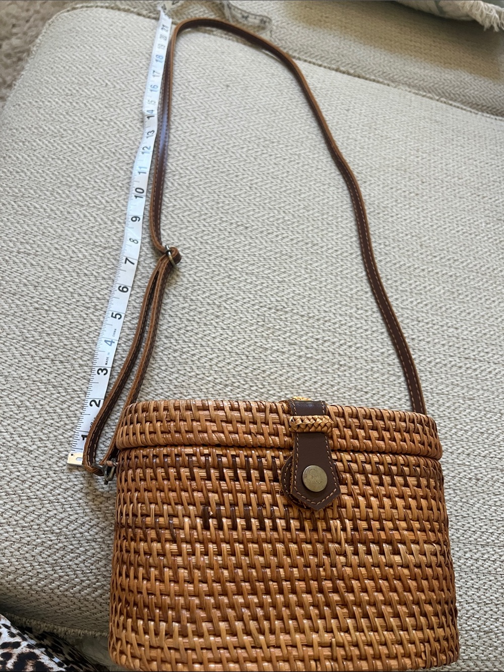 Handwoven Tan Straw Crossbody Bag with Leather Trim - Picture 5 of 6